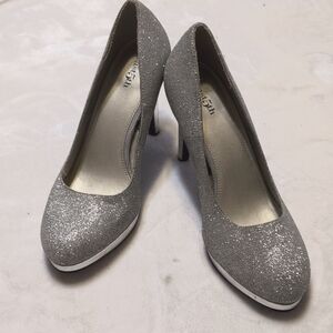 Glamorous sparkly heels 👠